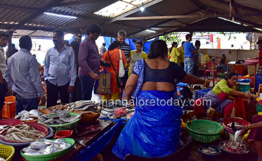 Fish market2
